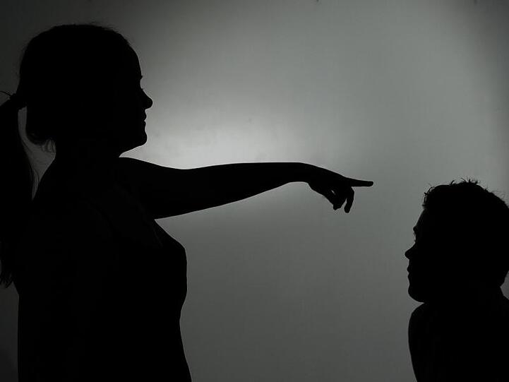 Eine als Silhouette zu sehende Frau gibt einem Mann Anweisungen. Foto: Jan-Philipp Strobel/Archivbild