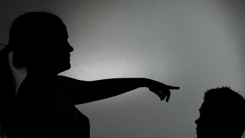 Eine als Silhouette zu sehende Frau gibt einem Mann Anweisungen. Foto: Jan-Philipp Strobel/Archivbild Eine als Silhouette zu sehende Frau gibt einem Mann Anweisungen. Foto: Jan-Philipp Strobel/Archivbild