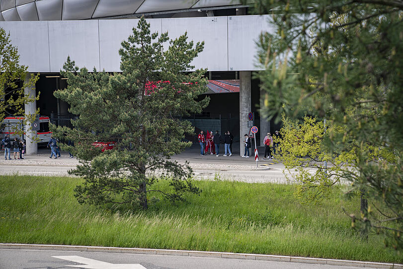 Ein paar kartenlose Fans haben sich dann doch recht nah an die Arena herangeschlichen.