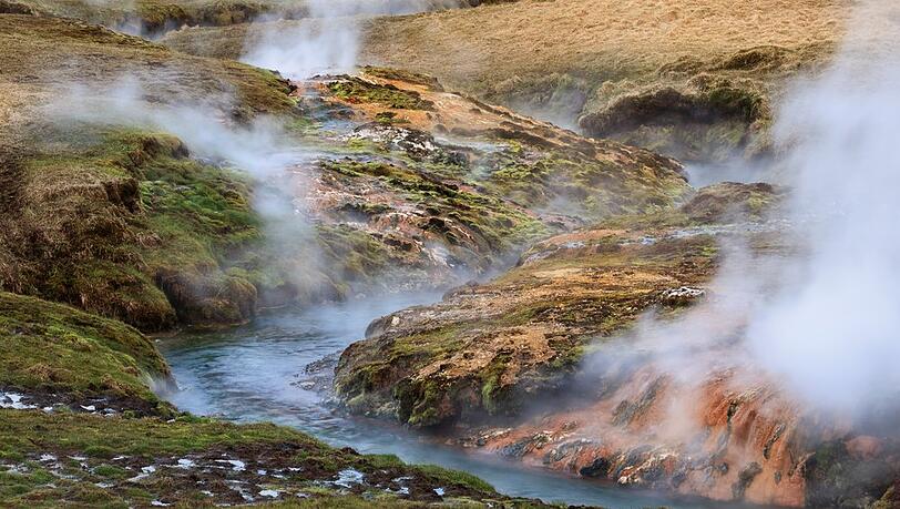 Der Fluss liegt im Tal Reykjadalur und hat eine angenehme Badetemperatur.