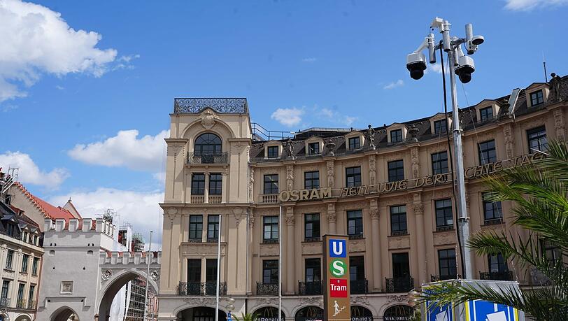 Prägen das Bild am Eingang zur Fußgängerzone: die neuen Kameras am Karlsplatz. Prägen das Bild am Eingang zur Fußgängerzone: die neuen Kameras am Karlsplatz.