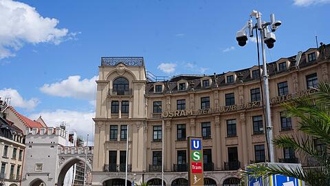 Prägen das Bild am Eingang zur Fußgängerzone: die neuen Kameras am Karlsplatz.