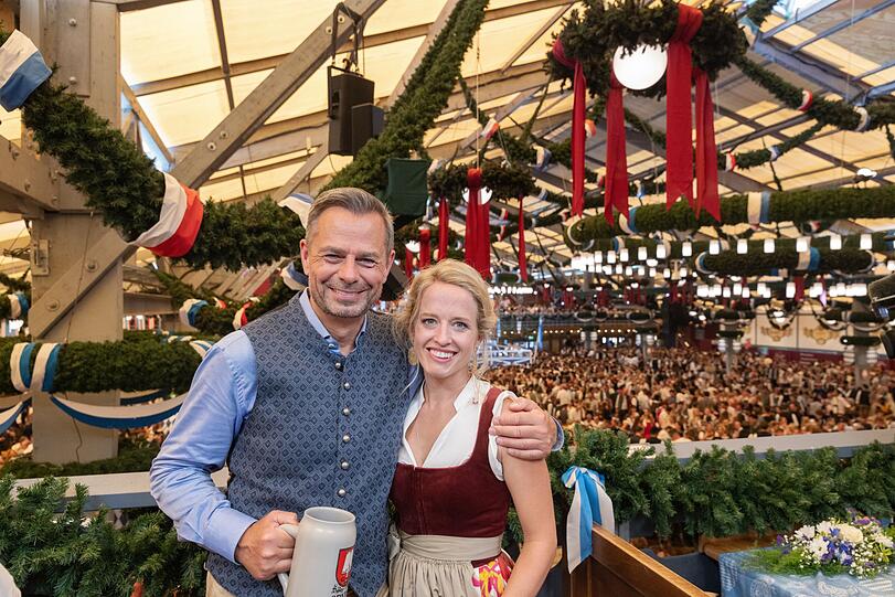 Michael Sporer und Susi Wiesner sind wieder live beim Anstich-Ritual im Schottenhamel-Festzelt dabei.