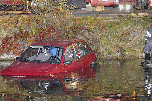 Der Fahrer dieses Autos vergaß, die Handbremse zu ziehen