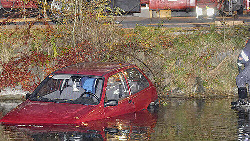 Der Fahrer dieses Autos vergaß, die Handbremse zu ziehen Der Fahrer dieses Autos vergaß, die Handbremse zu ziehen