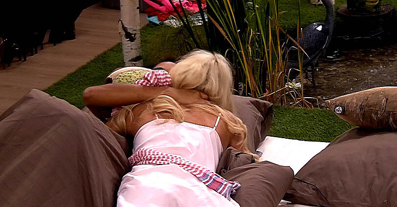 Promi Big Brother auf Sat1: Die Bilder von Tag 1. Jenny Elvers geht auf Tuchfühlung, Hasselhoff pennt.