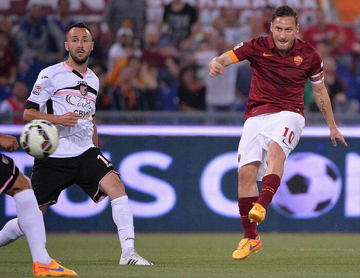 Francesco Totti: Alter: 38 Jahre. aktueller Verein: AS Rom. Auch einer der Weltmeister von 2006. Vereinsikone. Italienischer Meister 2001, Pokalsieger 2007 und 2008. Kann nächste Saison als Vizemeister zumindest einen neuen Anlauf nehmen.