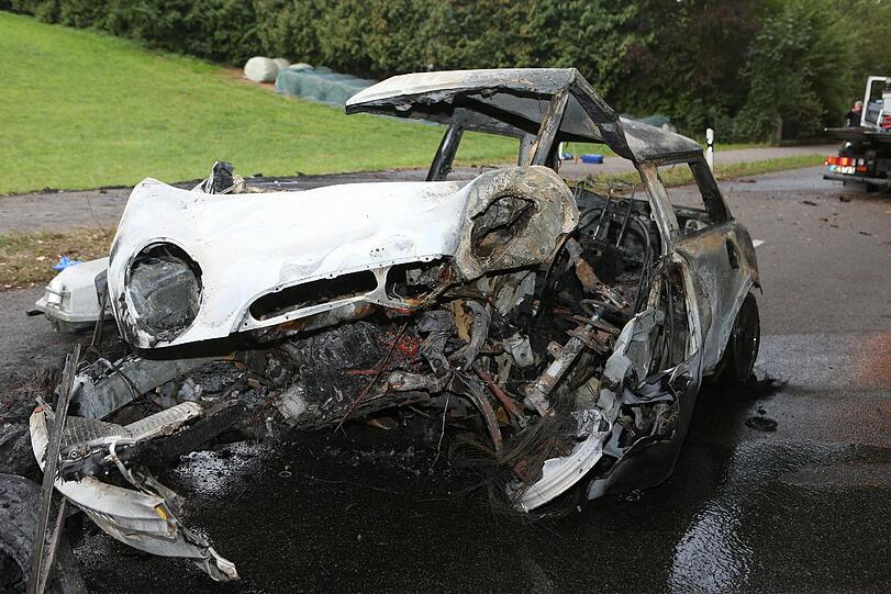 Zwei junge Männer sind mit ihrem Mini-Cooper frontal in einem Baum gekracht. Das Auto ging sofort in Flammen auf, die beiden 20-Jährigen verbrannten. Die Bilder.