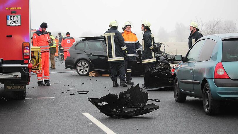 Am Donnerstagmorgen stießen zwei Autos auf einer Bundesstraße frontal zusammen. Beide Fahrer starben noch am Unfallort. Die Bilder des Unfalls.