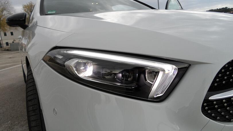 Coole Lichtsignatur: das Tagfahrlicht im nach links gekippten L-Design.