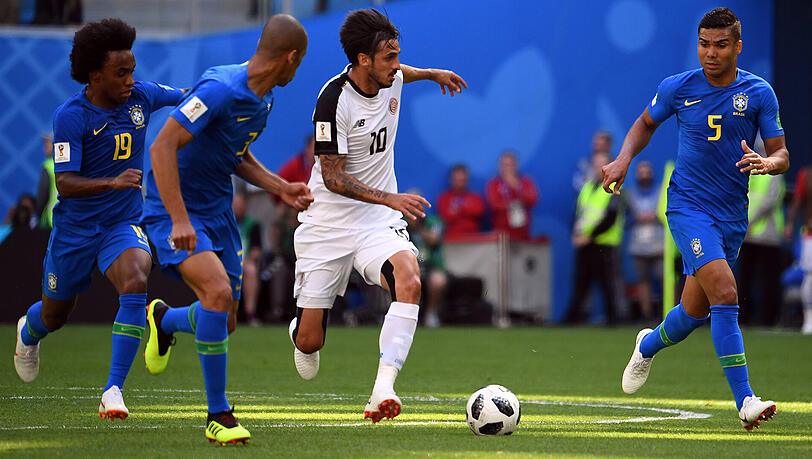 Die Brasilianer Willian, Miranda und Casemiro stellen Bryan Ruiz aus Costa Rica. Die Brasilianer Willian, Miranda und Casemiro stellen Bryan Ruiz aus Costa Rica.
