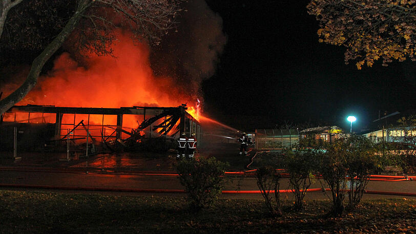Der Supermarkt ist ausgebrannt, der Sachschaden enorm. Die Bilder vom Feuerwehreinsatz in Kirchdorf am Inn.