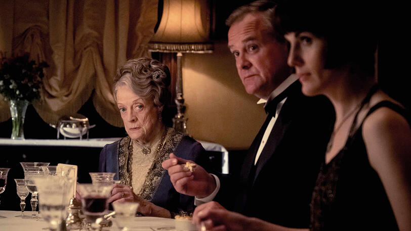 Nicht nur in Kleiderfragen ist Dowager Countess Violet Crawley (Maggie Smith) eher älteren Traditionen verhaftet. Doch sie kämpft beharrlich und mit Stil um Downton. Der Earl of Grantham (Hugh Bonneville) und seine Tochter Lady Mary (Michelle Dockery) dagegen sind vorsichtig aufgeschlossen.