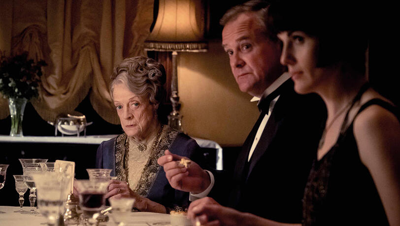 Nicht nur in Kleiderfragen ist Dowager Countess Violet Crawley (Maggie Smith) eher älteren Traditionen verhaftet. Doch sie kämpft beharrlich und mit Stil um Downton. Der Earl of Grantham (Hugh Bonneville) und seine Tochter Lady Mary (Michelle Dockery) dagegen sind vorsichtig aufgeschlossen. Nicht nur in Kleiderfragen ist Dowager Countess Violet Crawley (Maggie Smith) eher älteren Traditionen verhaftet. Doch sie kämpft beharrlich und mit Stil um Downton. Der Earl of Grantham (Hugh Bonneville) und seine Tochter Lady Mary (Michelle Dockery) dagegen sind vorsichtig aufgeschlossen.