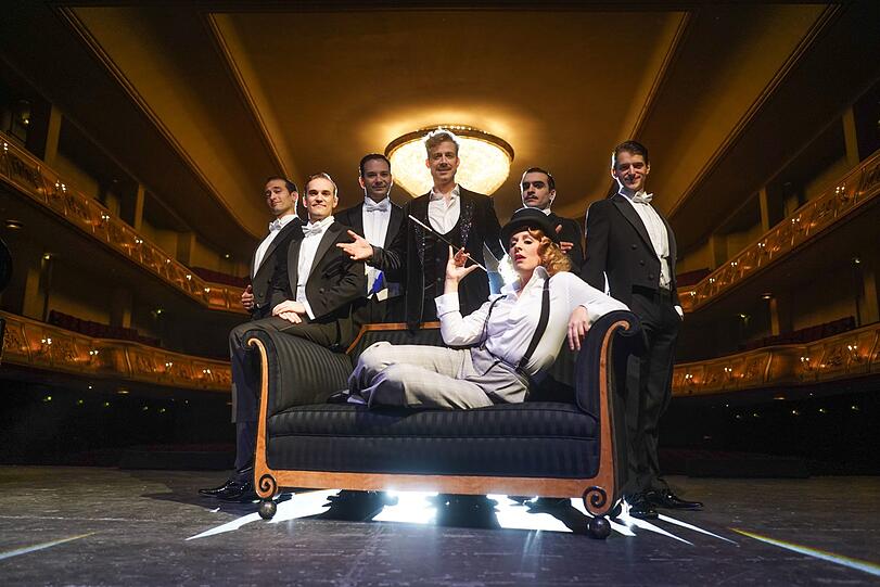 Die Darsteller der Comedian Harmonists stehen um Nina Janke als Marlene bei der Pressekonferenz zur Show &bdquo;Berlin Berlin&ldquo; im Admiralspalast. Die Show der &bdquo;Goldenen Zwanziger&ldquo; kommt im Januar nach München.
