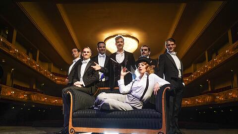 Die Darsteller der Comedian Harmonists stehen um Nina Janke als Marlene bei der Pressekonferenz zur Show &bdquo;Berlin Berlin&ldquo; im Admiralspalast. Die Show der &bdquo;Goldenen Zwanziger&ldquo; kommt im Januar nach München.