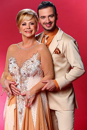 Marijke Amado (59, 1,60 m) tanzt mit Stefano Terrazzino (33, 1,76 m). Quickstep zum "Mini Playback Show"-Song.