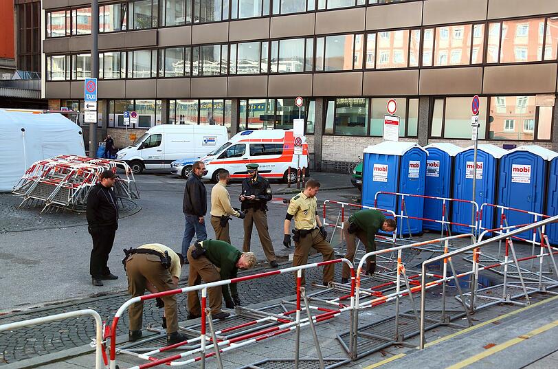 Aufräumarbeiten am Hauptbahnhof. Die Gitter, Absperrzäune und Zelte, die zum Empfang der Flüchtlingsmassen benötigt wurden, kommen weg.