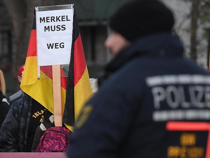 Plakat bei einer Demonstration in Chemnitz im November letzten Jahres. In allen Ost-Ländern hat die Kanzlerin wegen ihrer Migrationspolitik einen schweren Stand.