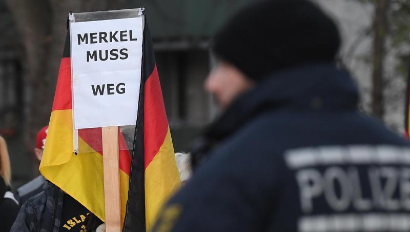 Plakat bei einer Demonstration in Chemnitz im November letzten Jahres. In allen Ost-Ländern hat die Kanzlerin wegen ihrer Migrationspolitik einen schweren Stand. Plakat bei einer Demonstration in Chemnitz im November letzten Jahres. In allen Ost-Ländern hat die Kanzlerin wegen ihrer Migrationspolitik einen schweren Stand.