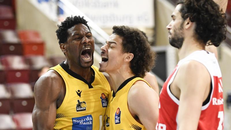 Ludwigsburgs Yorman Polas Bartolo und Jonah Radebaugh feiern den Einzug ins Playoff-Halbfinale.