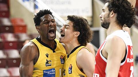Ludwigsburgs Yorman Polas Bartolo und Jonah Radebaugh feiern den Einzug ins Playoff-Halbfinale.