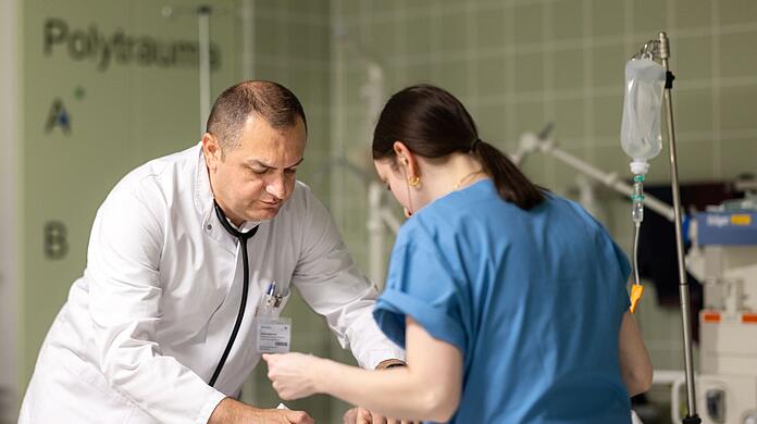 Oberarzt Goran Jordanoski fühlt sich wohl im Krankenhaus Sondershausen in Thüringen.