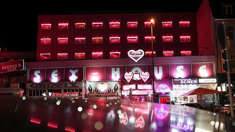 Die Reeperbahn bei Nacht zu erkunden, gehört für viele zu einem Hamburg-Besuch dazu.