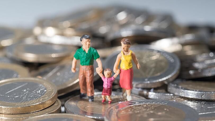 Eltern kleiner Kinder müssen in Bayern jetzt mit weniger Geld zurechtkommen (Symbolbild).