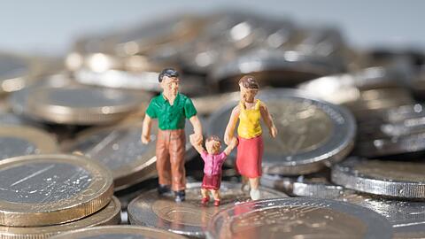 Eltern kleiner Kinder müssen in Bayern jetzt mit weniger Geld zurechtkommen (Symbolbild).