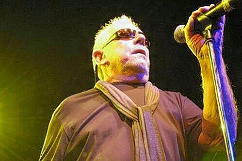 Entertainer, Schalk, Sänger, und bald 70: Eric Burdon bewegt sich 90 Minuten lang wie ein Stehaufmännchen.