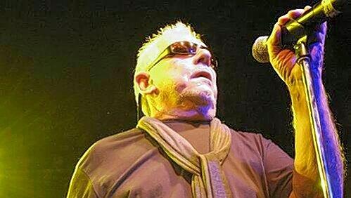 Entertainer, Schalk, Sänger, und bald 70: Eric Burdon bewegt sich 90 Minuten lang wie ein Stehaufmännchen. Entertainer, Schalk, Sänger, und bald 70: Eric Burdon bewegt sich 90 Minuten lang wie ein Stehaufmännchen.