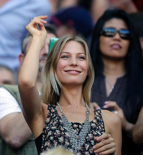 Schöne Sarah: So jubelt Bastian Schweinsteigers Freundin beim 7:0 gegen Freiburg. Die Bilder.