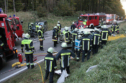 Im Landkreis Mühldorf wurden am späten Montagnachmittag zwei Personen bei einem schweren Verkehrsunfall verletzt.