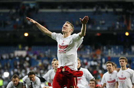 Bastian Schweinsteiger feiert mit den Bayern-Fans im Bernabeu-Stadion.