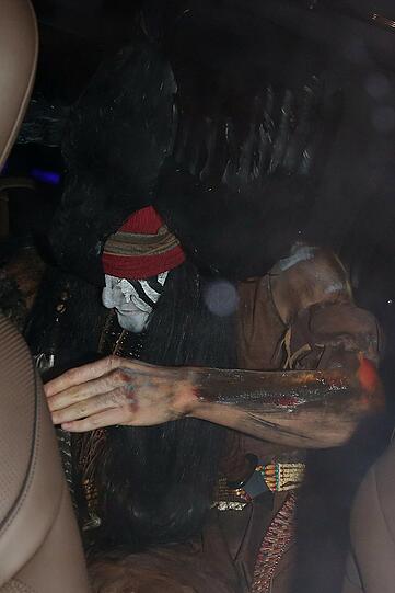 Schauspieler Johnny Depp lässt grüßen: Gastgeber Bastian Schweinsteiger erscheint im Lone-Ranger-Look, gibt sich aber etwas kamerascheu