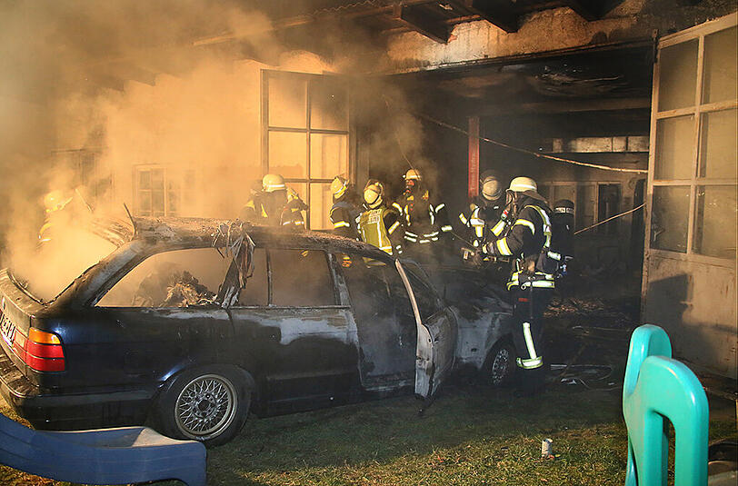 Bilder vom Einsatz in Neumarkt. Der abgestellte Wagen in der Garage brannte vollkommen aus.