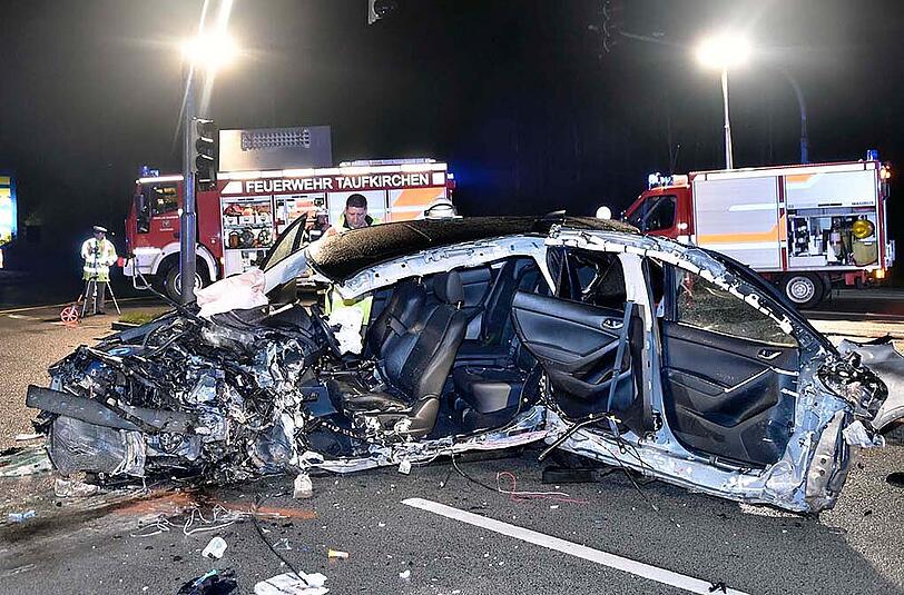Die Straße gleicht einem Trümmerfeld: Ein 48-jähriger Mann raste mit seinem Wagen gegen einen Ampelmasten. Einen Tag später starb er im Krankenhaus.