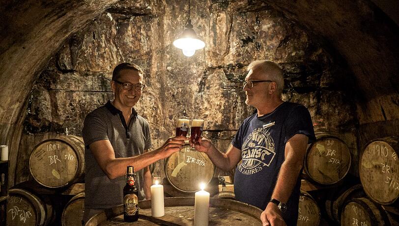 Früher hat er Patienten operiert, jetzt werkelt Wolfgang Röder als Brauerei-Praktikant. Früher hat er Patienten operiert, jetzt werkelt Wolfgang Röder als Brauerei-Praktikant.
