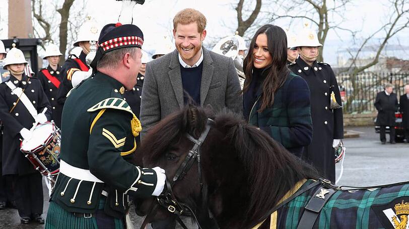 Auf Prinz Harry und Meghan Markle wartete in Edinburgh ein herzlicher Empfang durch Oberbürgermeister Frank Ross und Shetlandpony Cruachan.