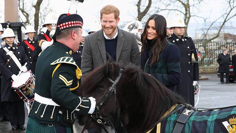 Auf Prinz Harry und Meghan Markle wartete in Edinburgh ein herzlicher Empfang durch Oberbürgermeister Frank Ross und Shetlandpony Cruachan. Auf Prinz Harry und Meghan Markle wartete in Edinburgh ein herzlicher Empfang durch Oberbürgermeister Frank Ross und Shetlandpony Cruachan.