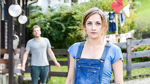 "Lena Lorenz: Geschwisterliebe": Miriam (Karoline Teska) hat Angst, dass ihr Leben zu einem Spießrutenlaufen wird. Benjamin (Ben Münchow) möchte trotzdem um ihre Beziehung kämpfen