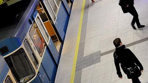 Noch nicht häufig genug und vor allem noch nichts nachts unterwegs: Vor allem CSU und Grüne im Rathaus fordern eine schnelle und radikale Taktverdichtung bei der U-Bahn.