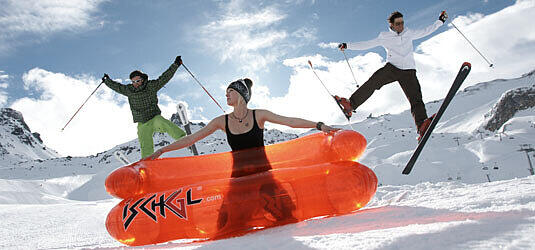 Skispaß in Ischgl mit dem knall-orangen Pistensofa