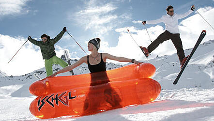 Skispaß in Ischgl mit dem knall-orangen Pistensofa Skispaß in Ischgl mit dem knall-orangen Pistensofa