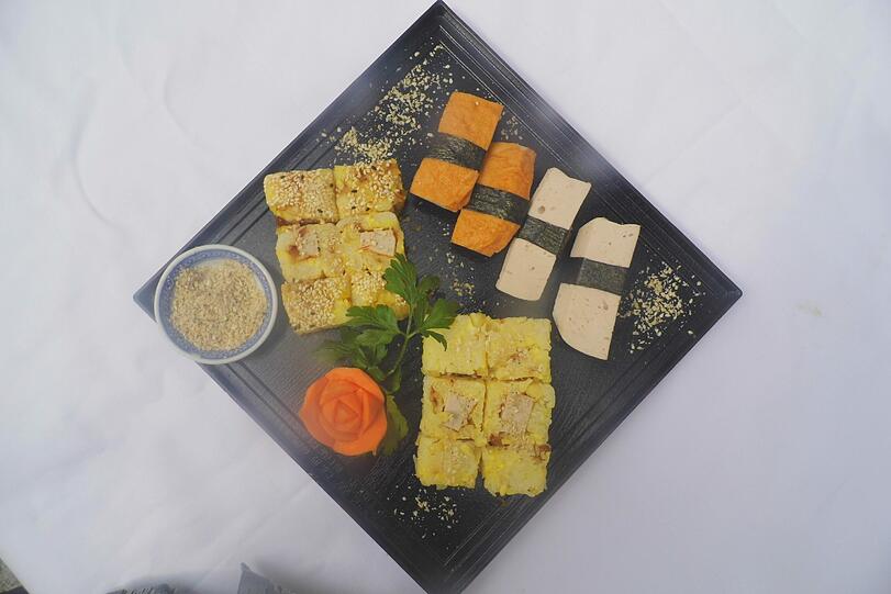 Auch das Auge isst mit! Die Sushi-Platten werden mit viel Liebe und Können zubereitet.
