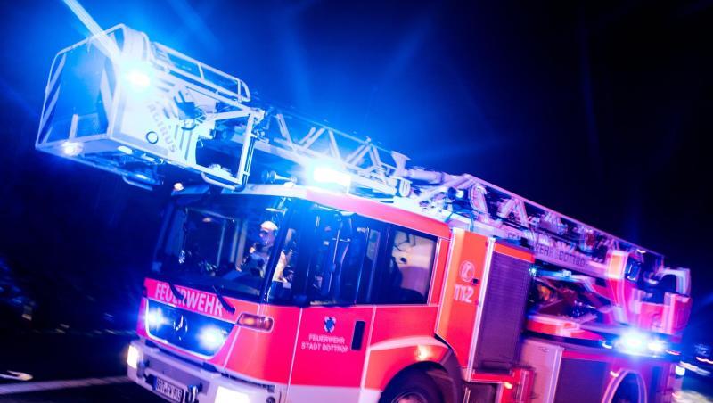 Ein Drehleiterwagen der Feuerwehr fährt mit Blaulicht an einer Unfallstelle vorbei. Foto: Marcel Kusch/dpa/Illustration Ein Drehleiterwagen der Feuerwehr fährt mit Blaulicht an einer Unfallstelle vorbei. Foto: Marcel Kusch/dpa/Illustration