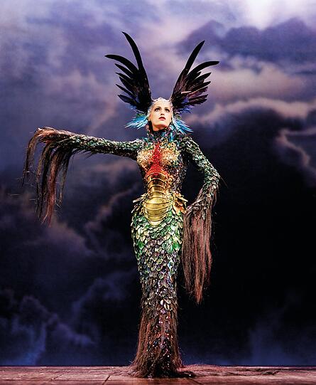 Alan Strutt, Yasmin Le Bon, Palladium, London, 1997
Evening Standard Magazine, Oktober 1997
Outfit: Thierry Mugler, Kollektion La Chimere, Robe "La Chimere", Haute Couture Herbst/Winter 1997&ndash;1998