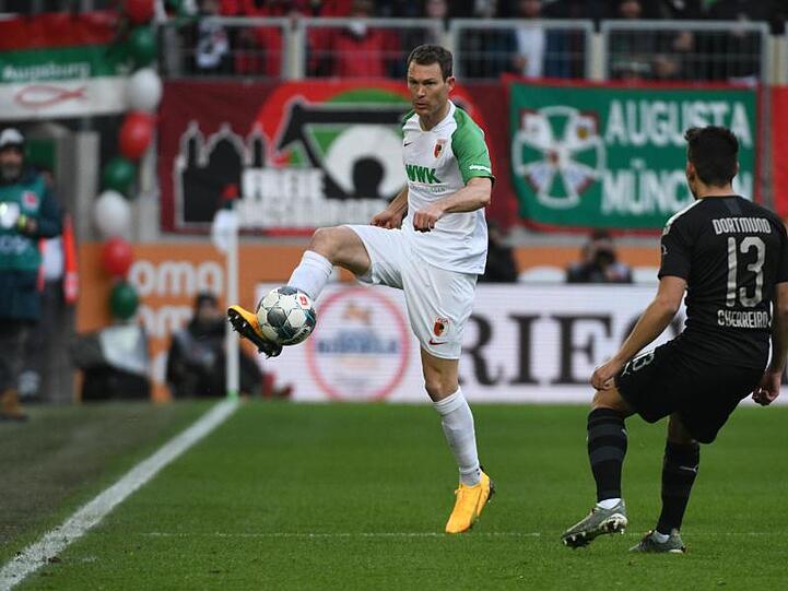 Augsburgs Stephan Lichtsteiner spielt den Ball. Foto: Stefan Puchner/dpa/Archivbild