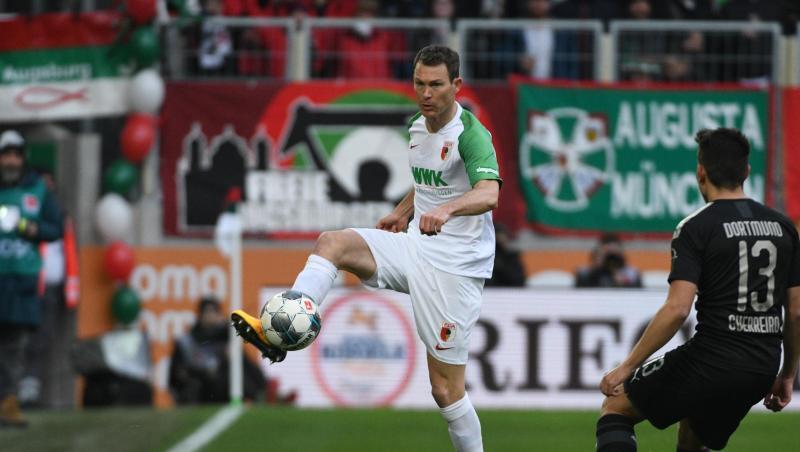 Augsburgs Stephan Lichtsteiner spielt den Ball. Foto: Stefan Puchner/dpa/Archivbild Augsburgs Stephan Lichtsteiner spielt den Ball. Foto: Stefan Puchner/dpa/Archivbild